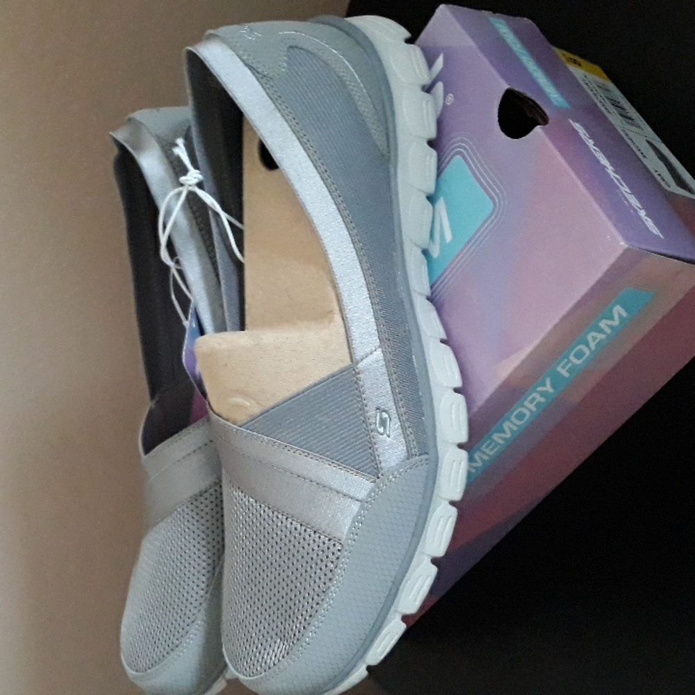 Skechers - Picture 2 of 3